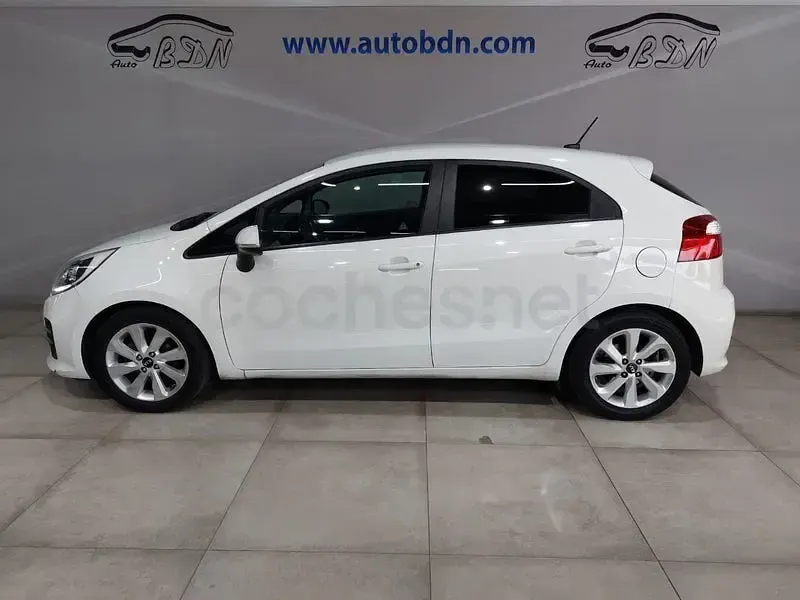 Käytetty Kia Rio 84 HP (61 kW) 2016 Valkoinen Viistoperä