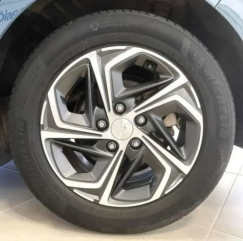Usado Hyundai i30 120 CV (88 kW) 2022 Rojo Berlina
