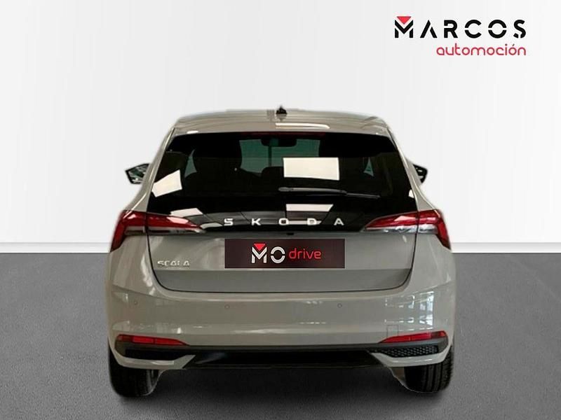 Usado Skoda Scala Selection 115 CV (84 kW) 2024 Gris Utilitario