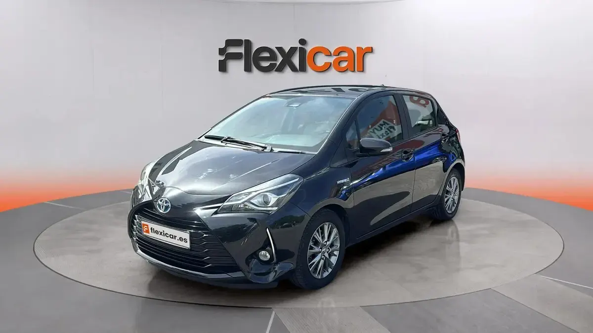 Usado Toyota Yaris Hybrid Active 100 CV (73 kW) 2019 Negro Berlina