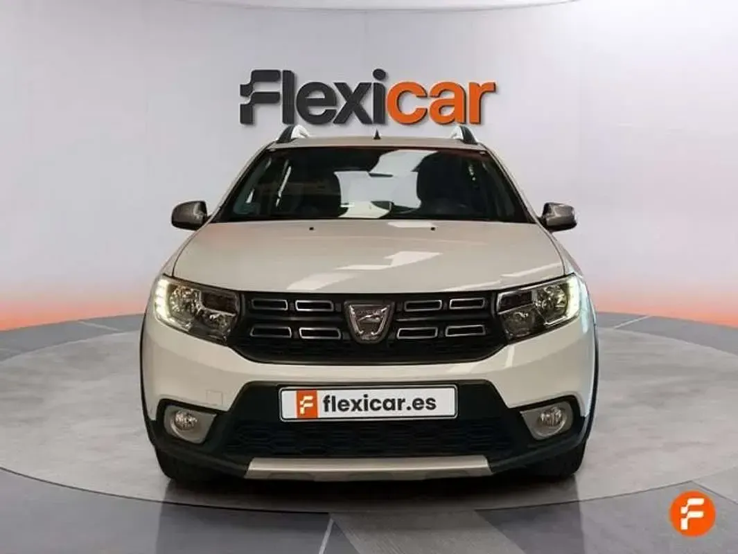 Usado Dacia Sandero Comfort 90 CV (66 kW) 2019 Blanco Utilitario