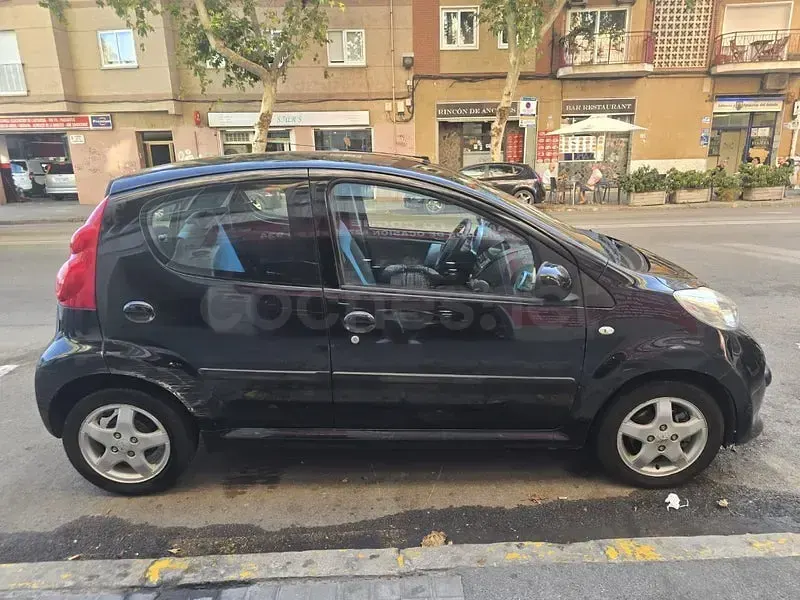 Usado Peugeot 107 68 CV (50 kW) 2008 Negro Utilitario