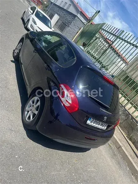 Usado Peugeot 208 Active 82 CV (60 kW) 2014 Azul Utilitario