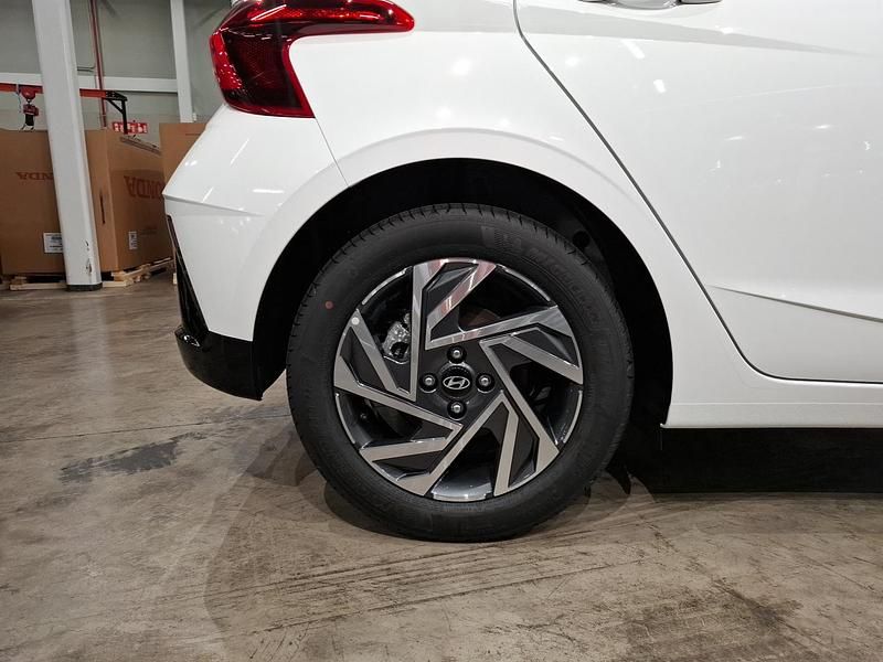 Usado Hyundai i20 100 CV (73 kW) 2025 Blanco atlas Utilitario