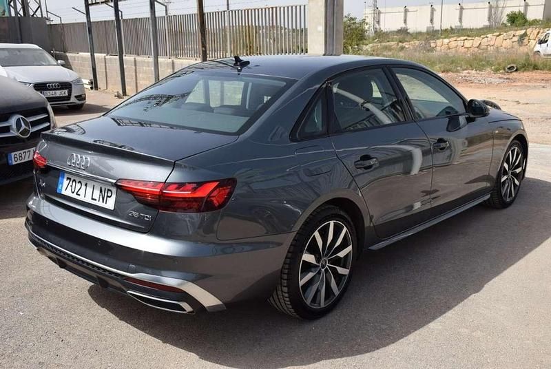 Usado Audi A4 Ambiente 136 HP (100 kW) 2021 Cinzento Sedan