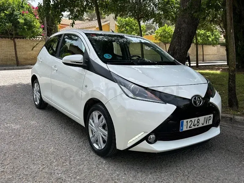 Usado Toyota Aygo X-clusiv 69 CV (50 kW) 2017 Blanco Utilitario