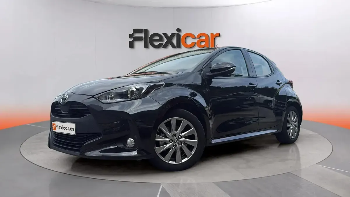 Usado Toyota Yaris Hybrid Active 116 CV (85 kW) 2022 Negro Berlina