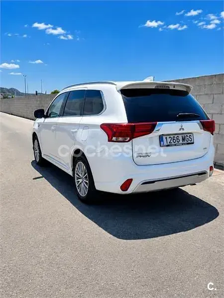 Usado Mitsubishi Outlander P-HEV 224 CV (164 kW) 2021 Blanco SUV