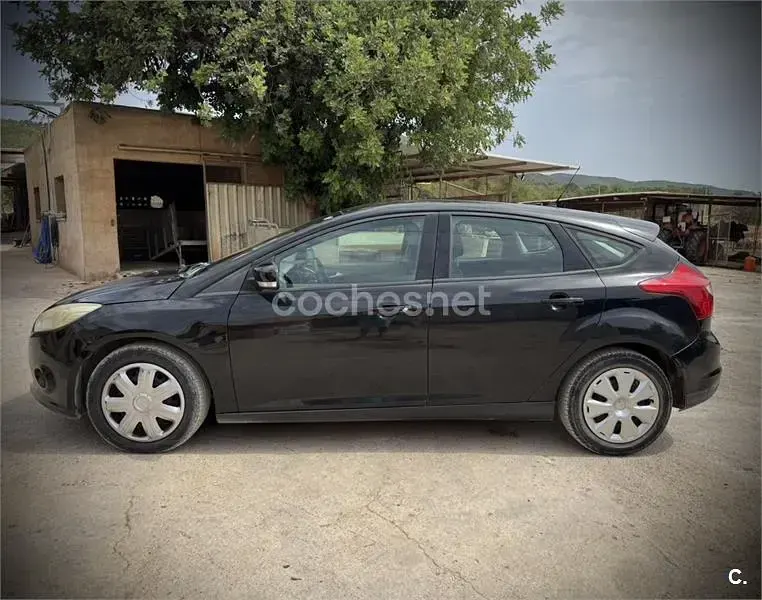 Usado Ford Focus Trend 125 CV (91 kW) 2013 Negro Berlina