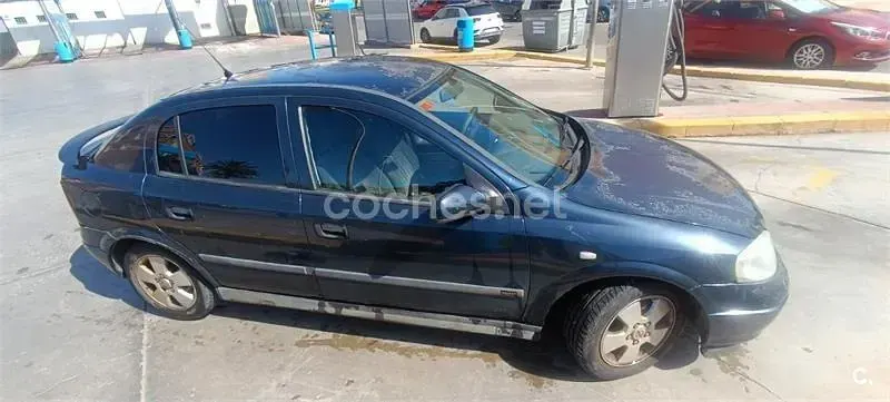 Usado Opel Astra Elegance 100 CV (73 kW) 2001 Azul Berlina
