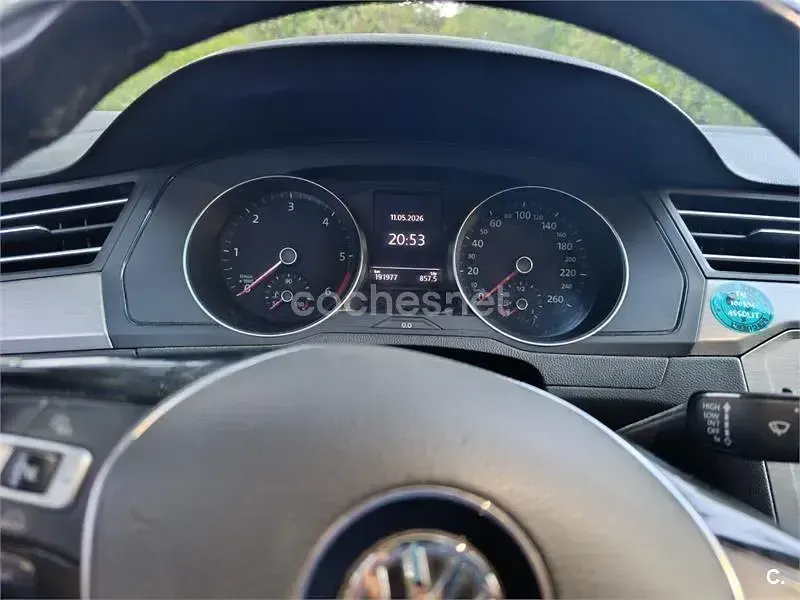 Usado VW Passat Edition 120 CV (88 kW) 2015 Negro Familiar