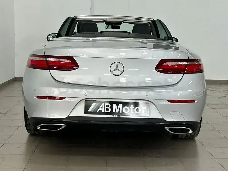 Usado Mercedes E220 194 CV (142 kW) 2019 Gris / plata Descapotable