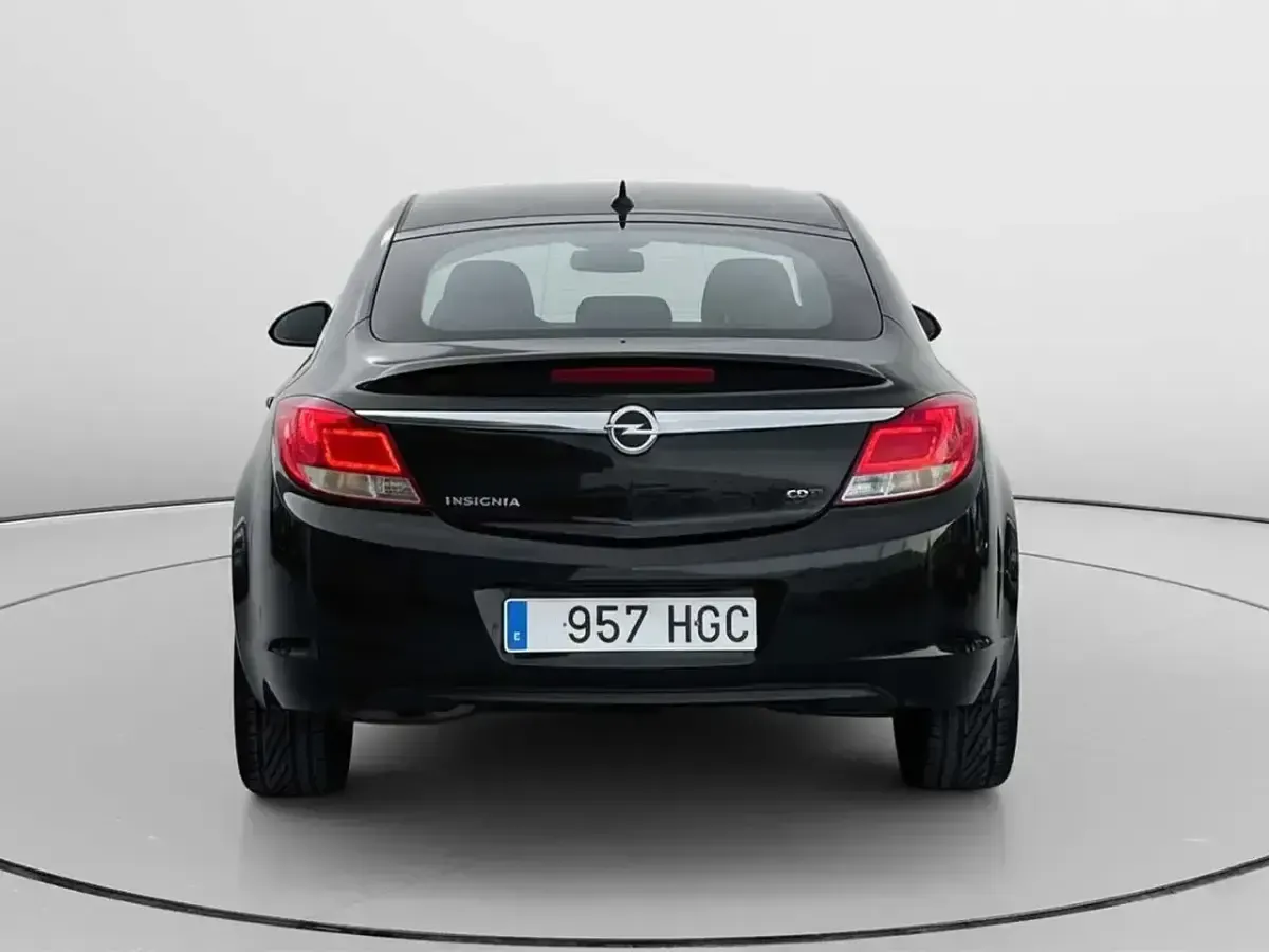 Usado Opel Insignia Sport 160 CV (117 kW) 2011 Negro Berlina