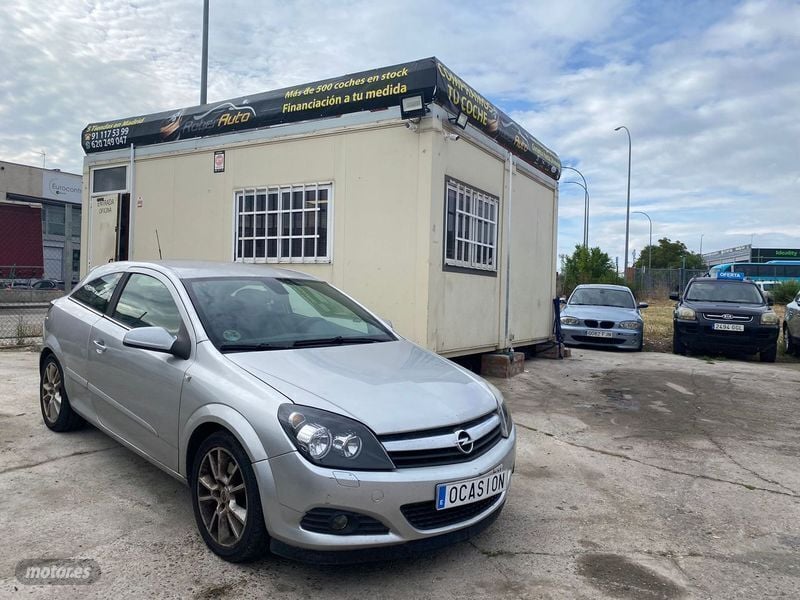 Gris Usado 2007 Opel Astra GTC Berlina | 2999 € (Precio justo) - Imagen 1/4