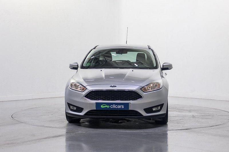 Usado Ford Focus Trend+ 125 CV (91 kW) 2017 Gris / plata Berlina