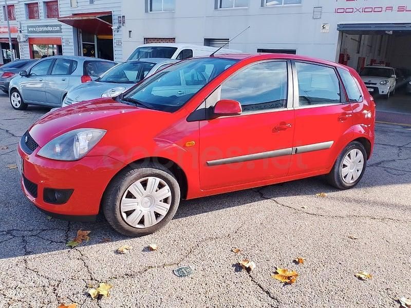 Usado Ford Fiesta 80 CV (58 kW) 2007 Rojo Berlina