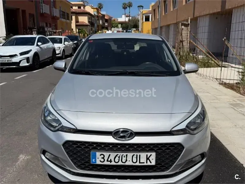 Usado Hyundai i20 Active 100 CV (73 kW) 2016 Gris / plata Berlina