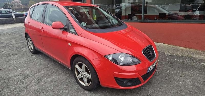 Usado Seat Altea Reference 105 CV (77 kW) 2010 Rojo Monovolumen