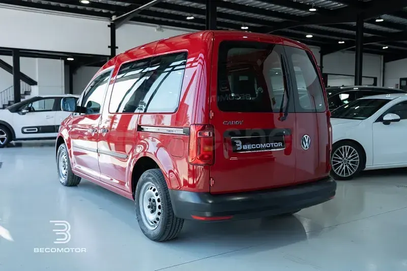 Usado VW Caddy Beach 102 CV (75 kW) 2020 Rojo Monovolumen
