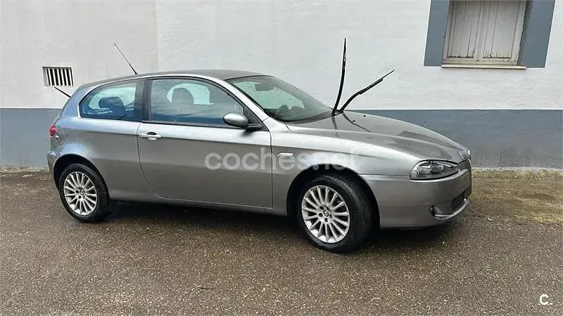 Usado Alfa Romeo 147 Progression 150 CV (110 kW) 2005 Gris / plata Utilitario