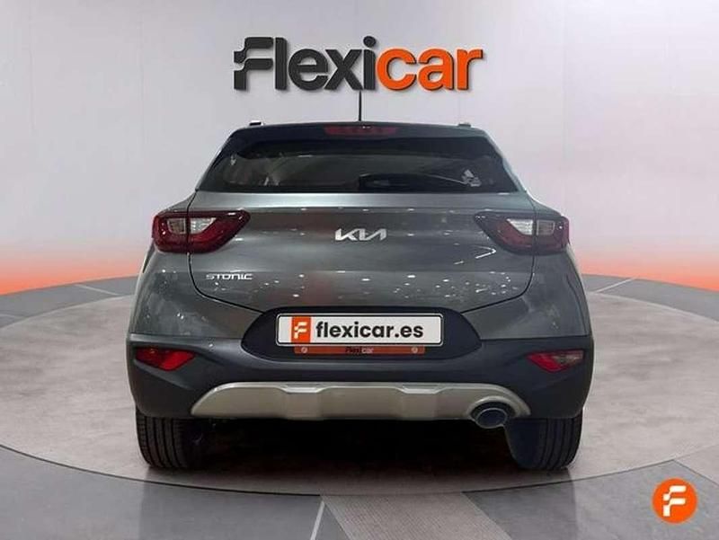 Usado Kia Stonic 84 CV (61 kW) 2024 Gris SUV