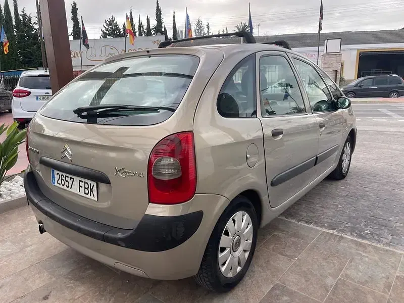 Usado Citroën Xsara Picasso 92 CV (67 kW) 2006 Beige Monovolumen