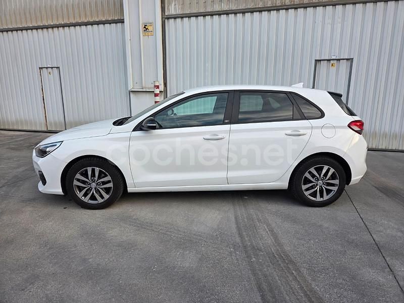 Usado Hyundai i30 GO! 120 CV (88 kW) 2018 Blanco Berlina