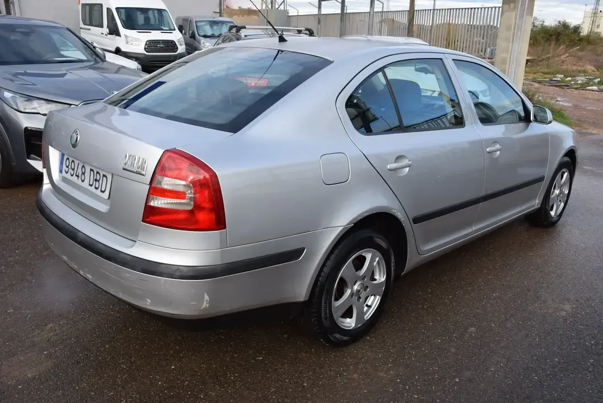 Usado Skoda Octavia Active 105 CV (77 kW) 2004 Gris Berlina