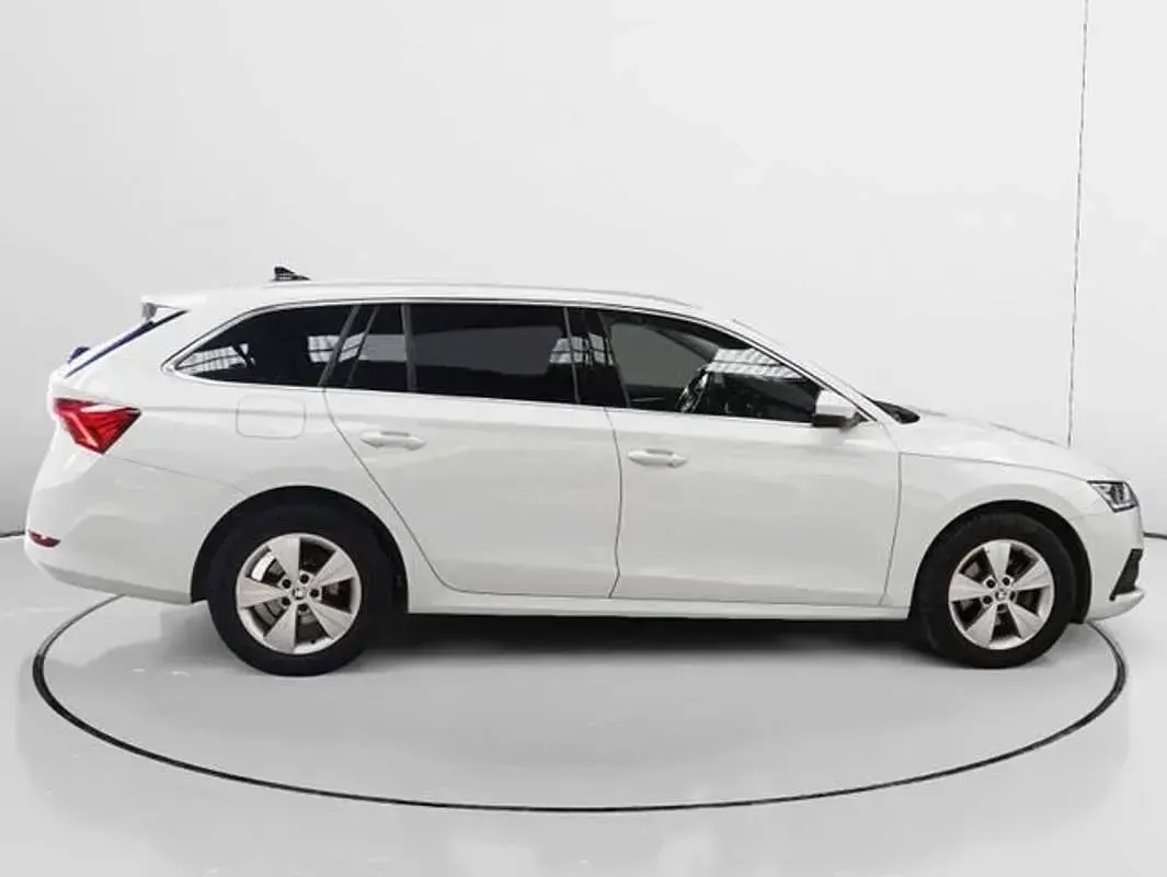 Usado Skoda Octavia Ambition 110 CV (80 kW) 2021 Blanco Utilitario