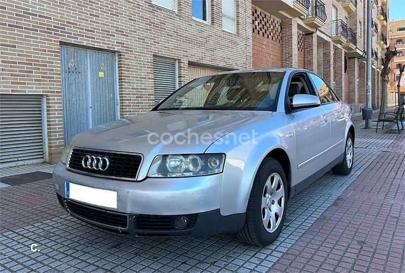 Usado Audi A4 130 CV (95 kW) 2004 Gris / plata Berlina
