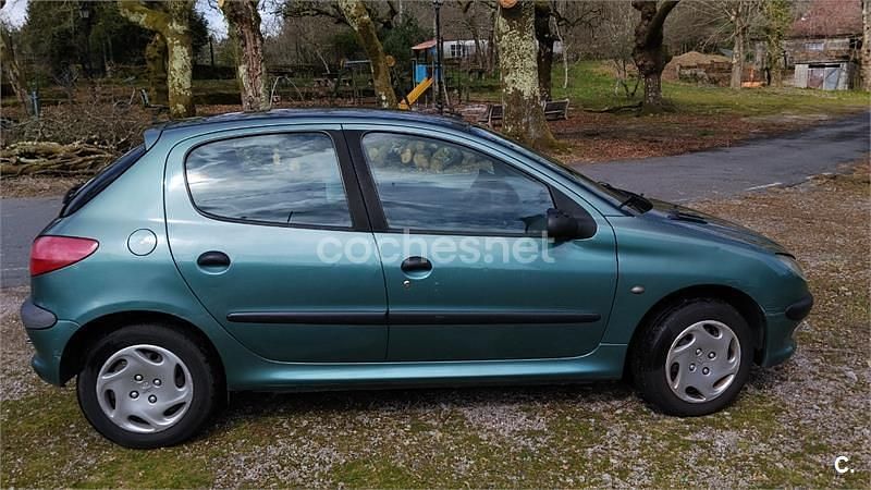 Usado Peugeot 206 70 CV (51 kW) 2000 Verde Berlina