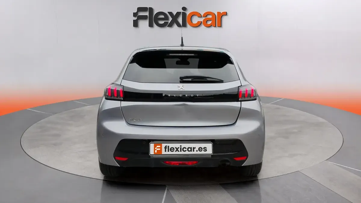 Usado Peugeot 208 Allure 101 CV (74 kW) 2023 Gris Utilitario