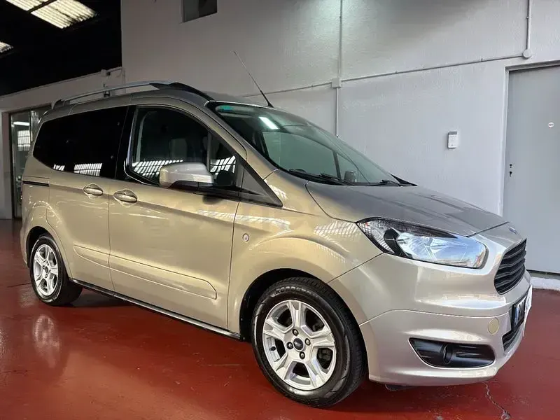 Usado Ford Tourneo Courier Trend 100 CV (73 kW) 2017 Beige Monovolumen