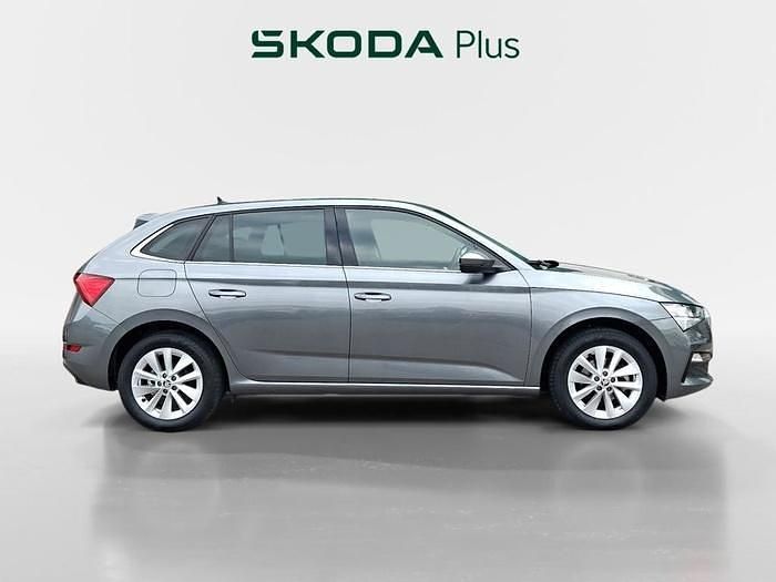 Usado Skoda Scala Ambition 110 CV (80 kW) 2023 Gris plata Utilitario