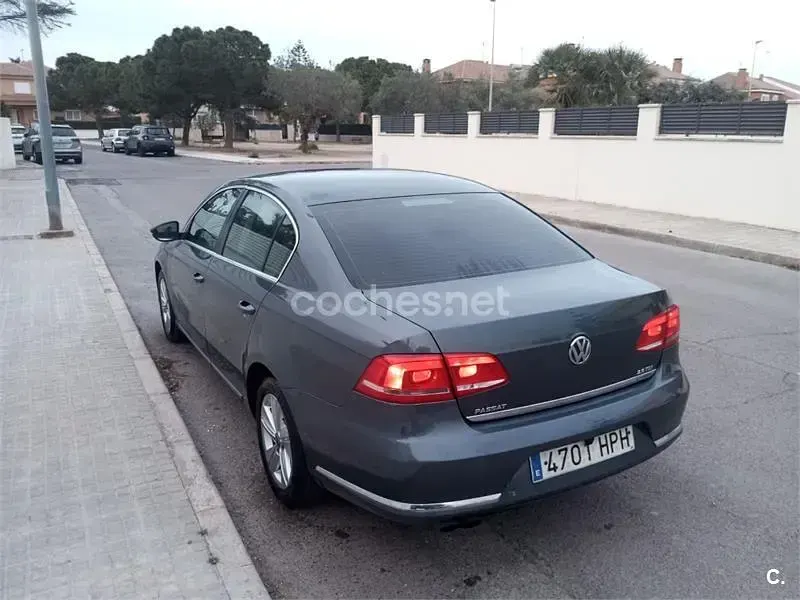 Usado VW Passat Advance 140 CV (102 kW) 2013 Gris / plata Berlina
