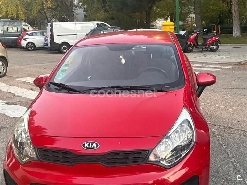 Rojo Usado 2014 Kia Rio Berlina | 7300 € (Un poco caro) - Imagen 1/4