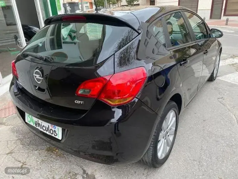 Usado Opel Astra Cosmo 110 CV (80 kW) 2010 Negro Berlina