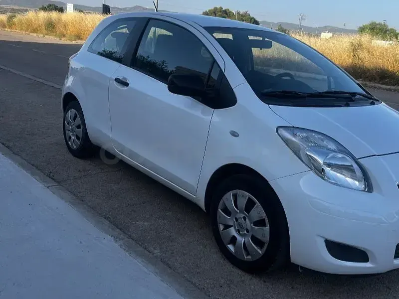 Usado Toyota Yaris Active 69 CV (50 kW) 2009 Blanco Utilitario