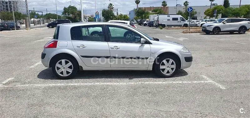 Usado Renault Mégane Authentique 98 CV (72 kW) 2005 Gris / plata Berlina