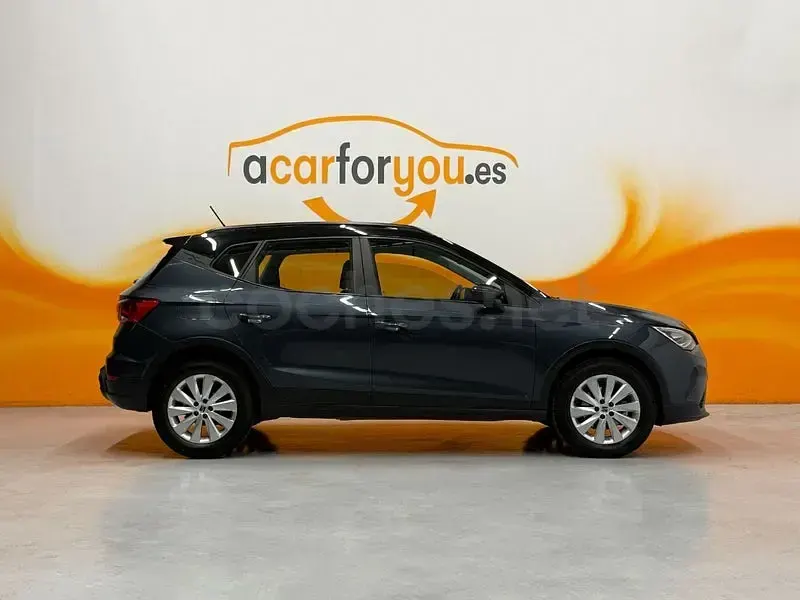 Usado Seat Arona Style Plus 110 CV (80 kW) 2022 Gris / plata SUV