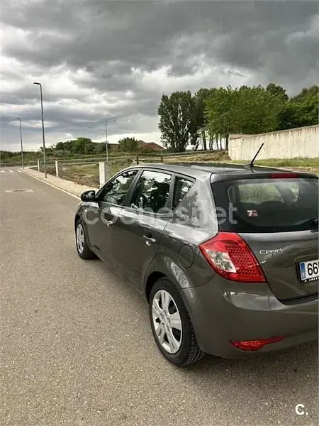 Używany Kia Ceed 90 KM (66 kW) 2010 Szary Hatchback