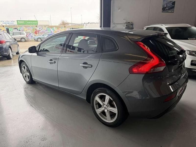Usado Volvo V40 Kinetic 120 CV (88 kW) 2017 Gris Utilitario