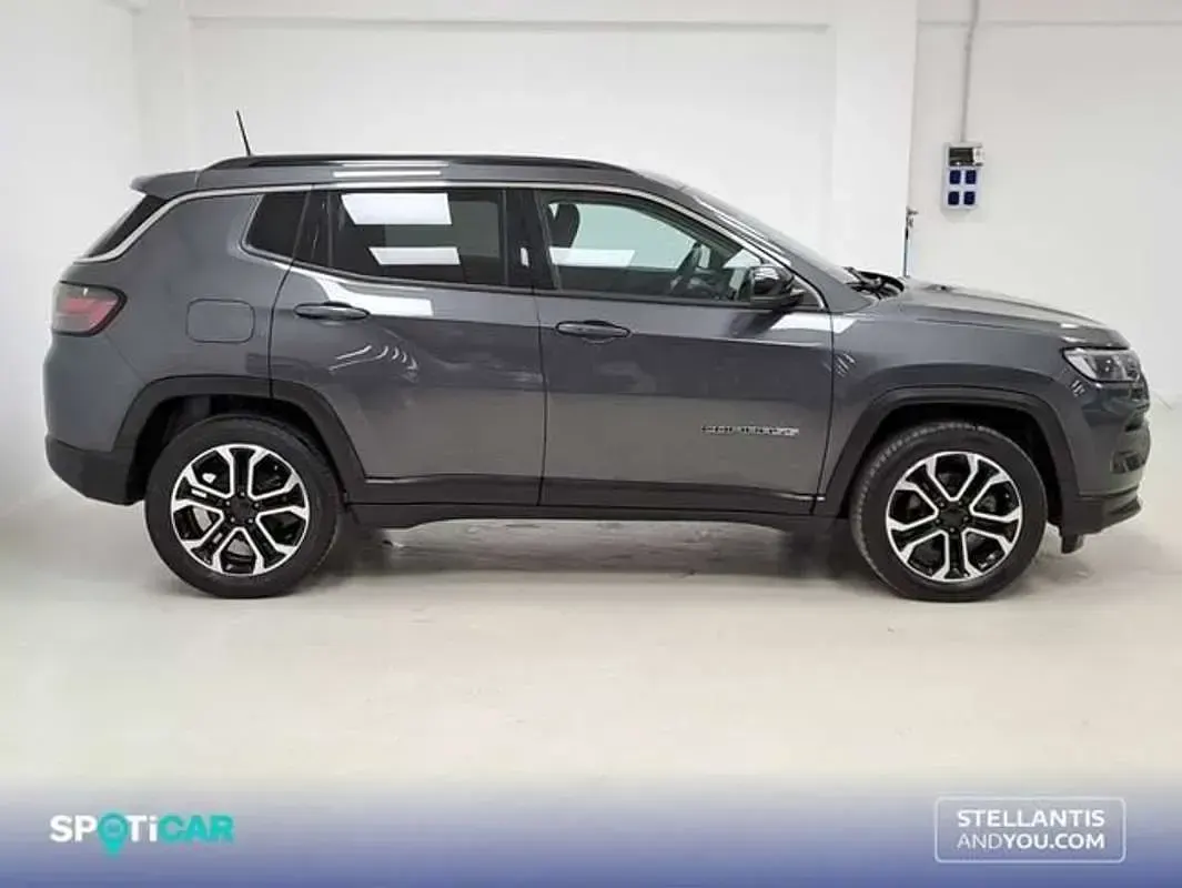 Usado Jeep Compass Limited 131 CV (96 kW) 2022 Gris SUV