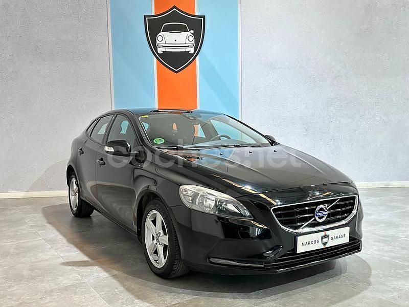 Negro Usado 2016 Volvo V40 Kinetic Berlina | 9990 € (Buen precio) - Imagen 1/4