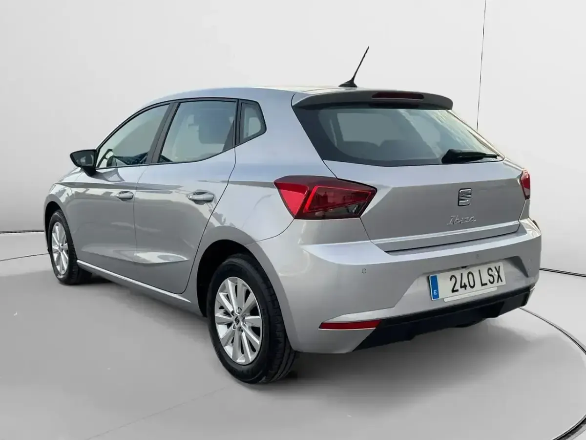 Usado Seat Ibiza Style Plus 90 CV (66 kW) 2021 Gris Berlina