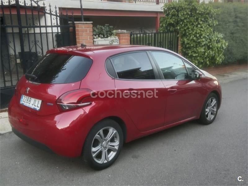Granate Usado 2016 Peugeot 208 Allure Utilitario | 6500 € (Precio justo) - Imagen 1/4