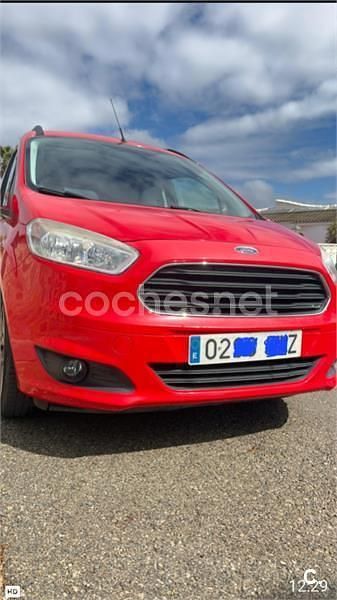 Usado Ford Tourneo Courier Titanium 100 CV (73 kW) 2017 Rojo Monovolumen