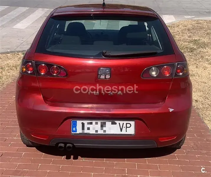 Usado Seat Ibiza 100 CV (73 kW) 2007 Granate Utilitario