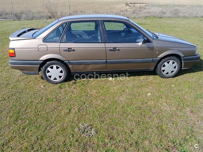 Usado VW Passat 90 CV (66 kW) 1988 Marrón Berlina