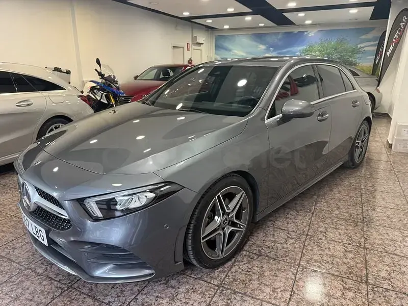 Usado Mercedes A180 136 CV (100 kW) 2019 Gris / plata Berlina